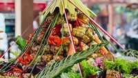 Gunungan ketupat coklat dikirab sebagai simbol sedekah hasil bumi kepada para pengunjung. (Foto: Fima Purwanti/ detikjatim)