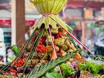 Khidmatnya Kirab Ketupat Coklat di Blitar, Pengunjung Tak Perlu Berebut