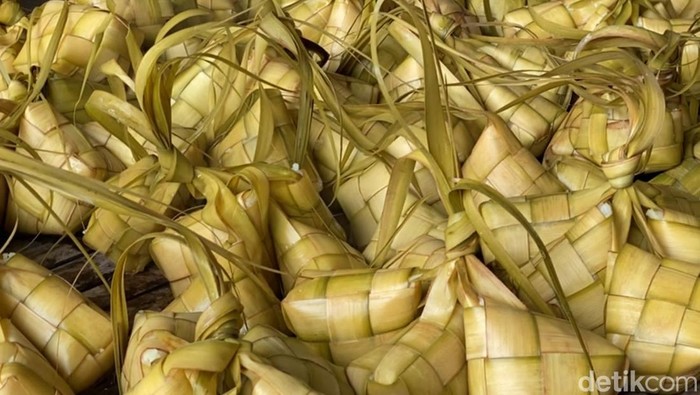 Inovasi Tradisi di Kampung Coklat Blitar, Ketupat Dibagikan Langsung ke Pengunjung