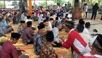 Ribuan pengunjung memadati aula Kampung Coklat untuk mengikuti kirab dan pengajian lebaran ketupat. (Foto: Fima Purwanti/ detikjatim)