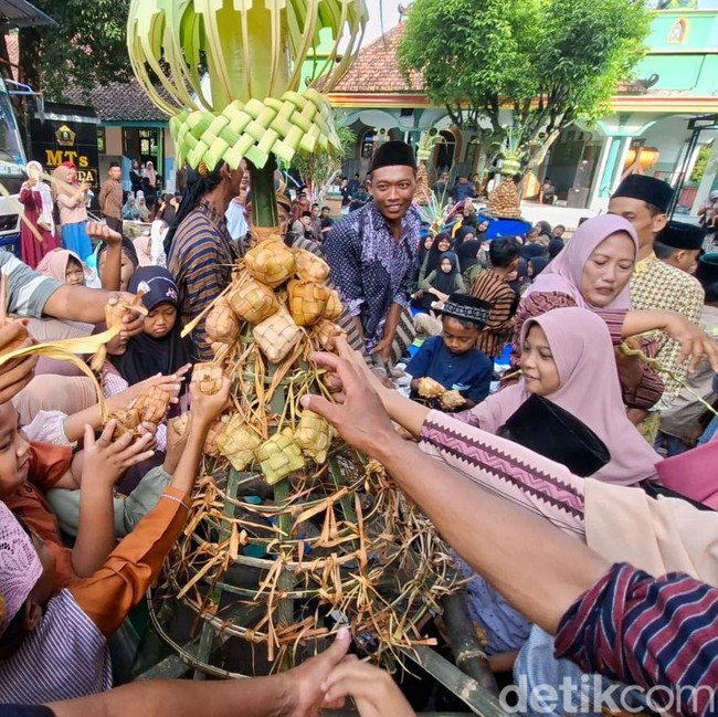 Potret Tradisi Kupatan di Nganjuk, Gunungan Ketupat Diarak hingga Diperebutkan