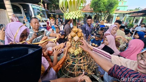 Potret Tradisi Kupatan di Nganjuk, Gunungan Ketupat Diarak hingga Diperebutkan