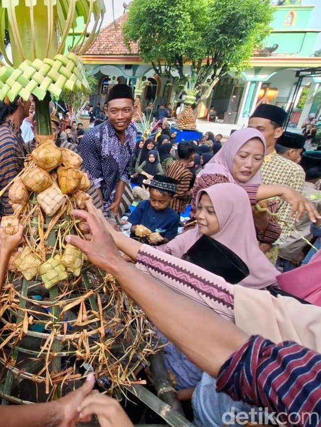 Potret Tradisi Kupatan di Nganjuk, Gunungan Ketupat Diarak hingga Diperebutkan