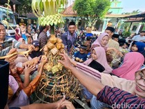 Potret Tradisi Kupatan di Nganjuk, Gunungan Ketupat Diarak hingga Diperebutkan
