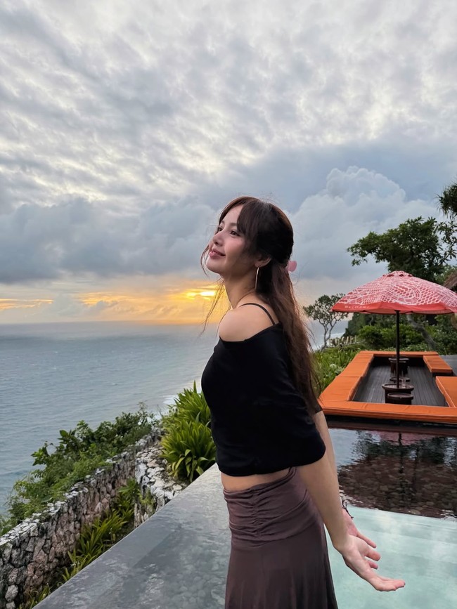 Pemandangan sunset dari penginapannya juga diabadikan di Instagram. “Go Bali?” tulis Lisa sebagai caption. Foto: dok. Instagram @lalalalisa_m