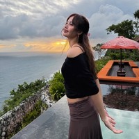 7 Gaya Lisa BLACKPINK Liburan ke Bali, Bikin Salfok Pakai Jarik Batik