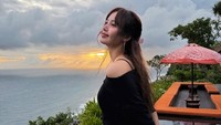 7 Gaya Lisa BLACKPINK Liburan ke Bali, Bikin Salfok Pakai Jarik Batik