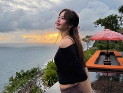 7 Gaya Lisa BLACKPINK Liburan ke Bali, Bikin Salfok Pakai Jarik Batik