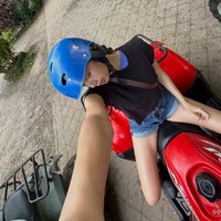 Selama di Bali, ia mencoba aktivitas outdoor yang populer di kalangan turis seperti mengendarai ATV. Tampil berbalut crop top hitam dan short denim pants, Lisa tetap cantik dengan wajah minim makeup. Foto: dok. Instagram @lalalalisa_m