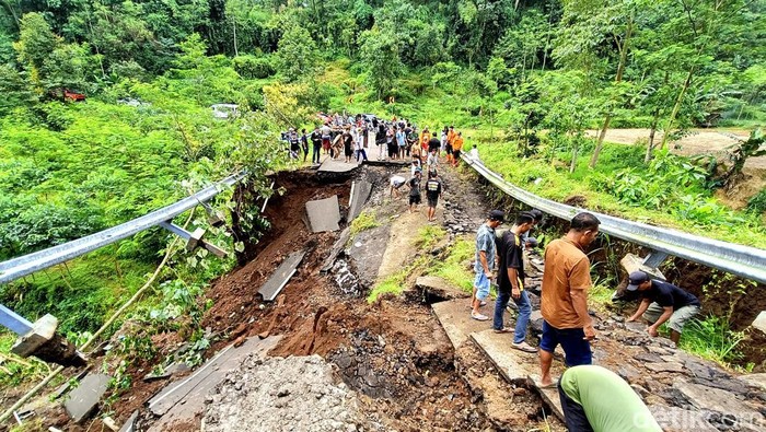 Potret Dampak Longsor di Jalur Madakaripura, Warga Gotong Royong Buat Jalan Darurat pada sabtu (28/03/2026)