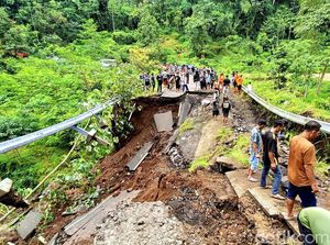 Jembatan di Probolinggo Ambruk, Akses ke Madakaripura Putus