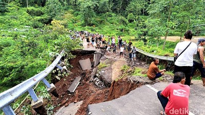 Potret Ngerinya Jembatan Akses ke Madakaripura Probolinggo Ambruk