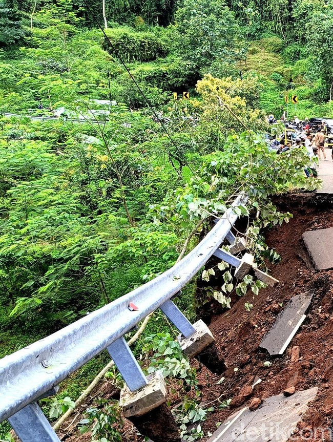 Potret Ngerinya Jembatan Akses ke Madakaripura Probolinggo Ambruk