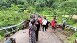 Potret Ngerinya Jembatan Akses ke Madakaripura Probolinggo Ambruk