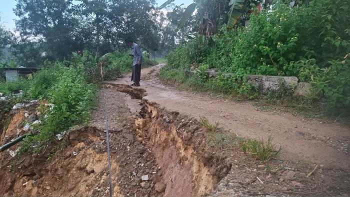Longsor Terjang Pamekasan