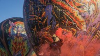 Balon-balon yang diterbangkan dalam festival ini tidak dilepas bebas, melainkan ditambatkan menggunakan tali ke tanah. Metode tersebut diterapkan untuk menjaga keselamatan serta menghindari gangguan terhadap lalu lintas udara. ANTARA FOTO/Harviyan Perdana Putra