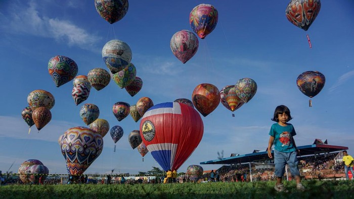 Sejumlah peserta mempersiapkan balon udara untuk diterbangkan dengan cara ditambatkan di tanah saat mengikuti final Pekalongan Balloon Festival di Stadion Hoegeng, Kota Pekalongan, Jawa Tengah, Sabtu (28/3/2026). Pemerintah Kota Pekalongan menggelar Pekalongan Balloon Festival yang diikuti 40 kelompok peserta pada final dengan menerbangkan balon udara yang telah ditambatkan pada tanah bertujuan untuk menjaga tradisi Syawalan usai merayakan Idul Fitri 1447 H dan sebagai upaya menertibkan balon udara agar tidak diterbangkan secara liar yang dapat mengganggu lalu lintas udara. ANTARA FOTO/Harviyan Perdana Putra/bar