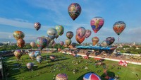 Sejumlah warga menyaksikan balon udara terbang dengan cara ditambatkan di tanah saat final Pekalongan Balloon Festival di Stadion Hoegeng. ANTARA FOTO/Harviyan Perdana Putra