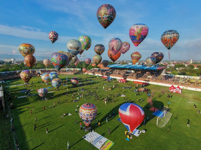 Sejumlah peserta mempersiapkan balon udara untuk diterbangkan dengan cara ditambatkan di tanah saat mengikuti final Pekalongan Balloon Festival di Stadion Hoegeng, Kota Pekalongan, Jawa Tengah, Sabtu (28/3/2026). Pemerintah Kota Pekalongan menggelar Pekalongan Balloon Festival yang diikuti 40 kelompok peserta pada final dengan menerbangkan balon udara yang telah ditambatkan pada tanah bertujuan untuk menjaga tradisi Syawalan usai merayakan Idul Fitri 1447 H dan sebagai upaya menertibkan balon udara agar tidak diterbangkan secara liar yang dapat mengganggu lalu lintas udara. ANTARA FOTO/Harviyan Perdana Putra/bar