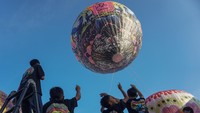 Pemerintah Kota Pekalongan menggelar festival tersebut sebagai bagian dari tradisi Syawalan usai perayaan Idul Fitri 1447 Hijriah. Kegiatan ini diikuti oleh 40 kelompok peserta yang menampilkan balon udara dengan berbagai bentuk dan warna menarik. ANTARA FOTO/Harviyan Perdana Putra