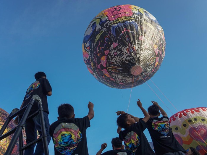 Sejumlah peserta mempersiapkan balon udara untuk diterbangkan dengan cara ditambatkan di tanah saat mengikuti final Pekalongan Balloon Festival di Stadion Hoegeng, Kota Pekalongan, Jawa Tengah, Sabtu (28/3/2026). Pemerintah Kota Pekalongan menggelar Pekalongan Balloon Festival yang diikuti 40 kelompok peserta pada final dengan menerbangkan balon udara yang telah ditambatkan pada tanah bertujuan untuk menjaga tradisi Syawalan usai merayakan Idul Fitri 1447 H dan sebagai upaya menertibkan balon udara agar tidak diterbangkan secara liar yang dapat mengganggu lalu lintas udara. ANTARA FOTO/Harviyan Perdana Putra/bar