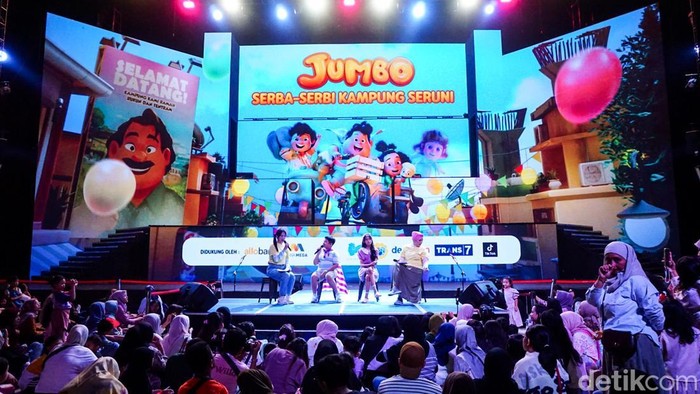 Sejumlah pengunjung memadati area panggung saat acara meet & greet film Jumbo di Trans Studio Cibubur, Sabtu (28/3/2026). Kegiatan bertema “Serba-Serbi Kampung Seruni” ini menjadi salah satu hiburan yang diminati keluarga.