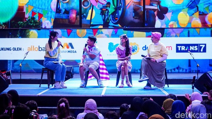 Sejumlah pengunjung memadati area panggung saat acara meet & greet film Jumbo di Trans Studio Cibubur, Sabtu (28/3/2026). Kegiatan bertema “Serba-Serbi Kampung Seruni” ini menjadi salah satu hiburan yang diminati keluarga.