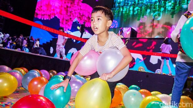 Melihat Keseruan Meet & Greet Film Jumbo di Trans Studio Cibubur Sejumlah pengunjung memadati area panggung saat acara meet & greet film Jumbo di Trans Studio Cibubur, Sabtu (28/3/2026). Kegiatan bertema