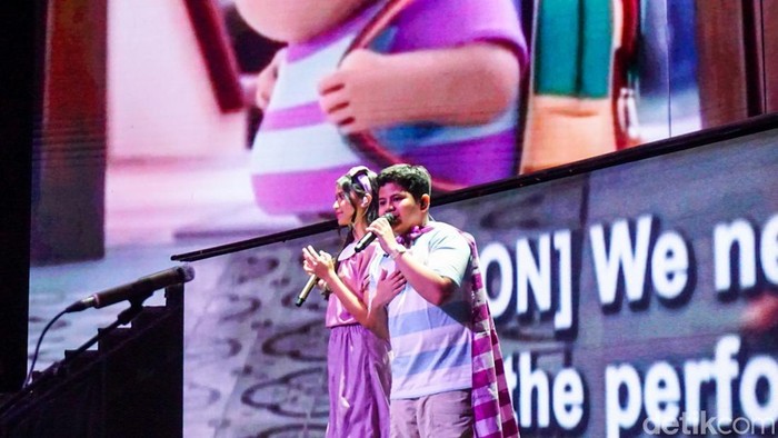 Sejumlah pengunjung memadati area panggung saat acara meet & greet film Jumbo di Trans Studio Cibubur, Sabtu (28/3/2026). Kegiatan bertema “Serba-Serbi Kampung Seruni” ini menjadi salah satu hiburan yang diminati keluarga.