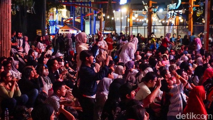 Sejumlah pengunjung memadati area panggung saat acara meet & greet film Jumbo di Trans Studio Cibubur, Sabtu (28/3/2026). Kegiatan bertema “Serba-Serbi Kampung Seruni” ini menjadi salah satu hiburan yang diminati keluarga.