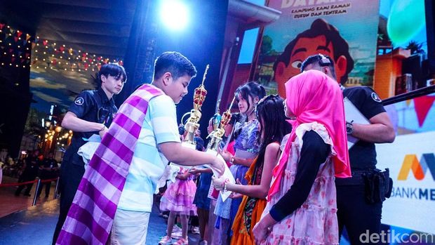Sejumlah pengunjung memadati area panggung saat acara meet & greet film Jumbo di Trans Studio Cibubur, Sabtu (28/3/2026). Kegiatan bertema 