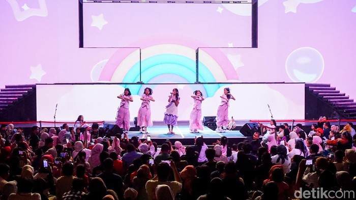 Sejumlah pengunjung memadati area panggung saat acara meet & greet film Jumbo di Trans Studio Cibubur, Sabtu (28/3/2026). Kegiatan bertema “Serba-Serbi Kampung Seruni” ini menjadi salah satu hiburan yang diminati keluarga.