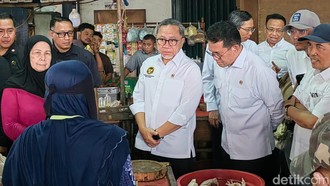 Turun ke Pasar Minggu, Zulhas Dicurhati Harga Plastik Naik Nggak Kira-kira