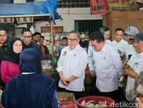 Turun ke Pasar Minggu, Zulhas Dicurhati Harga Plastik Naik Nggak Kira-kira