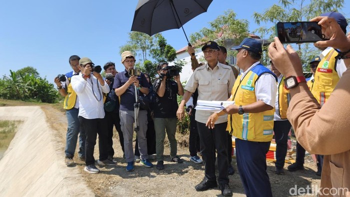 Menteri PU, Dody Hanggodo, saat meninjau dampak pascabanjir di Brebes, Sabtu (28/3/2026).