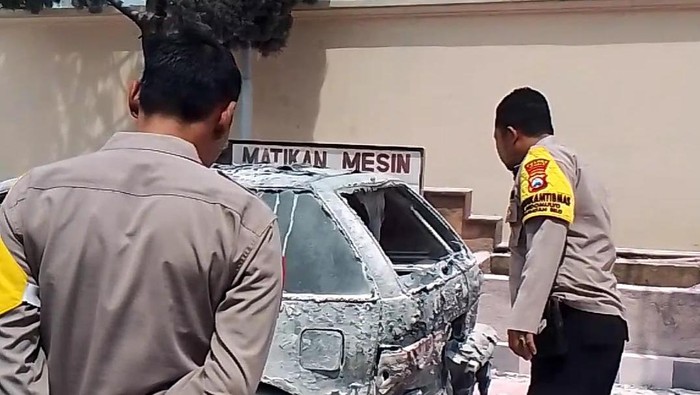 Mobil Suzuki Amenity ludes terbakar di SPBU Sempolan, Kecamatan Silo, Jember