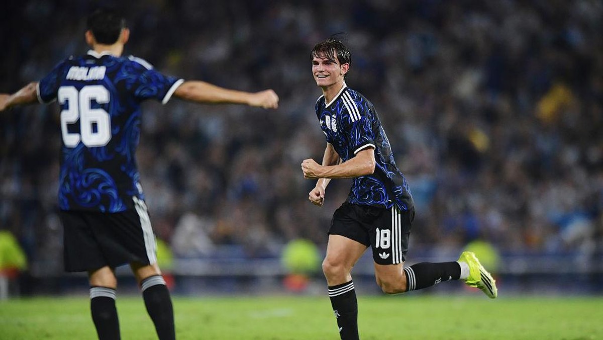 Nico Paz (kanan) merayakan gol debutnya bersama Argentina ke gawang Mauritania. Foto: Getty Images/Marcelo Endelli