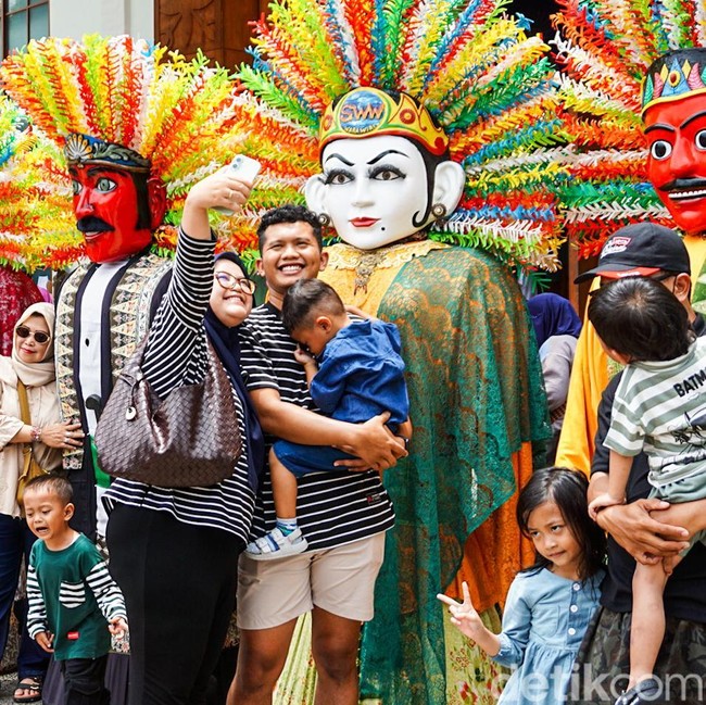 Ondel-ondel Meriahkan Setu Babakan, Wisata Budaya Diserbu Saat Lebaran