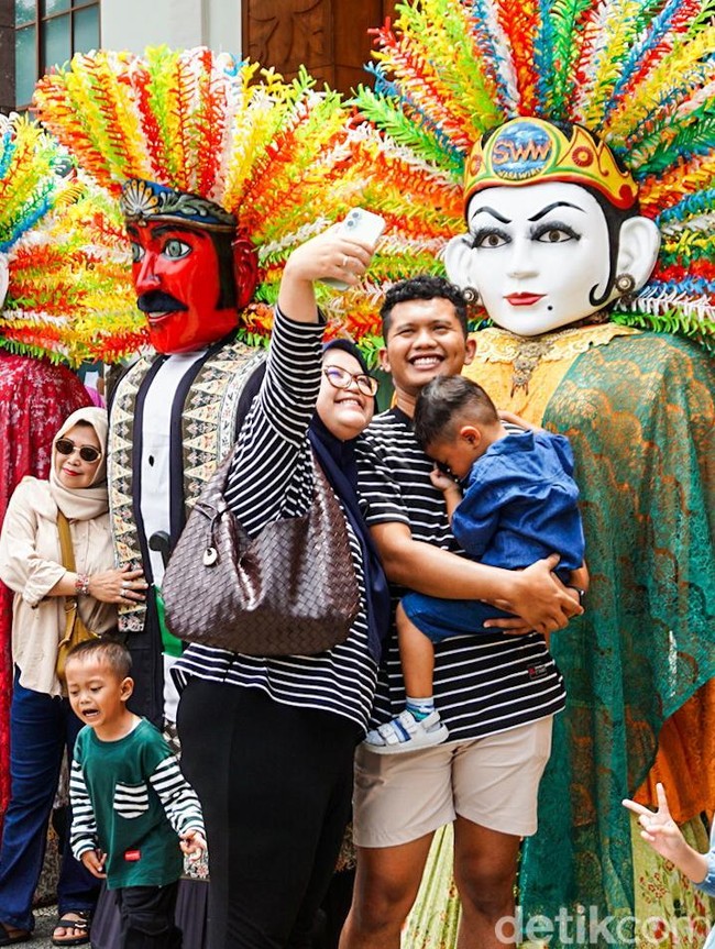 Ondel-ondel Meriahkan Setu Babakan, Wisata Budaya Diserbu Saat Lebaran