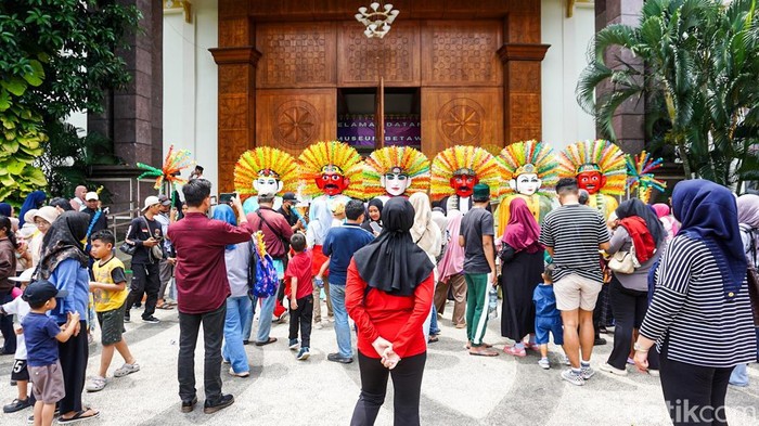 Sejumlah warga memadati kawasan Perkampungan Budaya Betawi Setu Babakan, Sabtu (28/3/2026), untuk menyaksikan pertunjukan ondel-ondel yang menjadi daya tarik utama selama libur Lebaran.