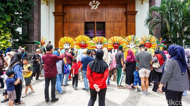 Sejumlah warga memadati kawasan Perkampungan Budaya Betawi Setu Babakan, Sabtu (28/3/2026), untuk menyaksikan pertunjukan ondel-ondel yang menjadi daya tarik utama selama libur Lebaran.