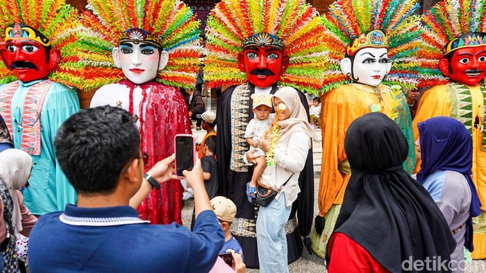 Sejumlah warga memadati kawasan Perkampungan Budaya Betawi Setu Babakan