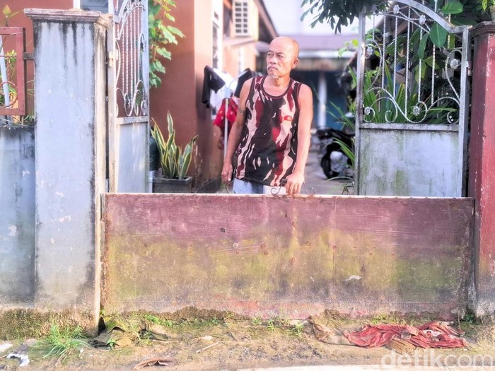 Pakde Oi (62), Warga RT 18, kelurahan Karang Anyar usai kerja bakti membersihkan debu.