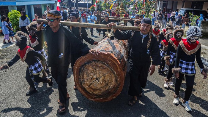 Sejumlah peserta memikul gunungan hasil pertanian saat mengikuti kirab budaya tradisi Sesaji Rewanda Goa Kreo di Desa Wisata Kandri, Gunung Pati, Semarang, Jawa Tengah, Sabtu (28/3/2026). Tradisi yang digelar Dinas Kebudayaan dan Pariwisata Kota Semarang setiap bulan Syawal itu untuk mengenang napak tilas Kanjeng Sunan Kalijaga mencari kayu jati untuk membangun tiang atau Soko Guru Masjid Agung Demak yang dibantu kawanan hewan kera di Goa Kreo, sekaligus sebagai upaya mempromosikan potensi desa wisata serta meningkatkan kunjungan wisatawan. ANTARA FOTO/Makna Zaezar/bar