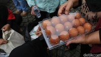 Warga mulai berdatangan sejak sore hari untuk mengantre dan mengikuti mekanisme pembagian kupon yang telah disiapkan panitia.