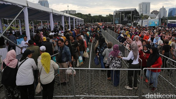 Pemerintah menggelar kegiatan pasar murah dan bazar rakyat di kawasan Monumen Nasional, Jakarta Pusat, sebagai bagian dari program membantu masyarakat memenuhi kebutuhan pokok selama periode Lebaran.