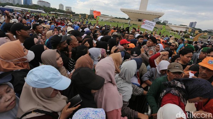 Pemerintah menggelar kegiatan pasar murah dan bazar rakyat di kawasan Monumen Nasional, Jakarta Pusat, sebagai bagian dari program membantu masyarakat memenuhi kebutuhan pokok selama periode Lebaran.