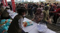 Tingginya antusiasme masyarakat membuat aparat keamanan melakukan pengaturan ketat di pintu masuk kawasan Monas.