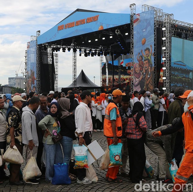 Pasar Murah di Monas Diserbu Warga, 100 Ribu Kupon Sembako Disebar