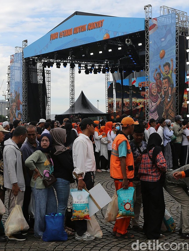 Pasar Murah di Monas Diserbu Warga, 100 Ribu Kupon Sembako Disebar